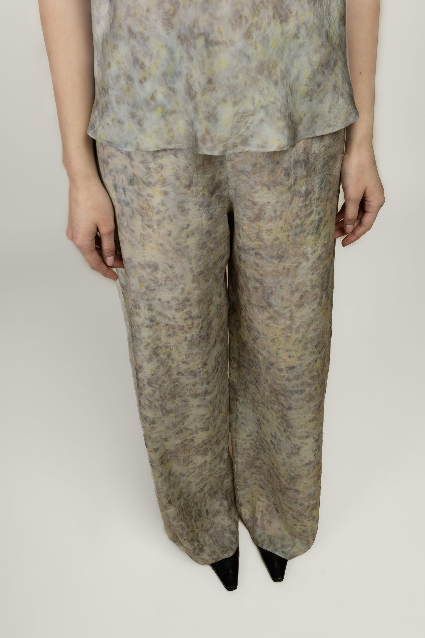 RIVIERA TROUSERS | FLORAL PRINT | 100% SILK | DETAIL PICTURE | MAISON MAGDALENA