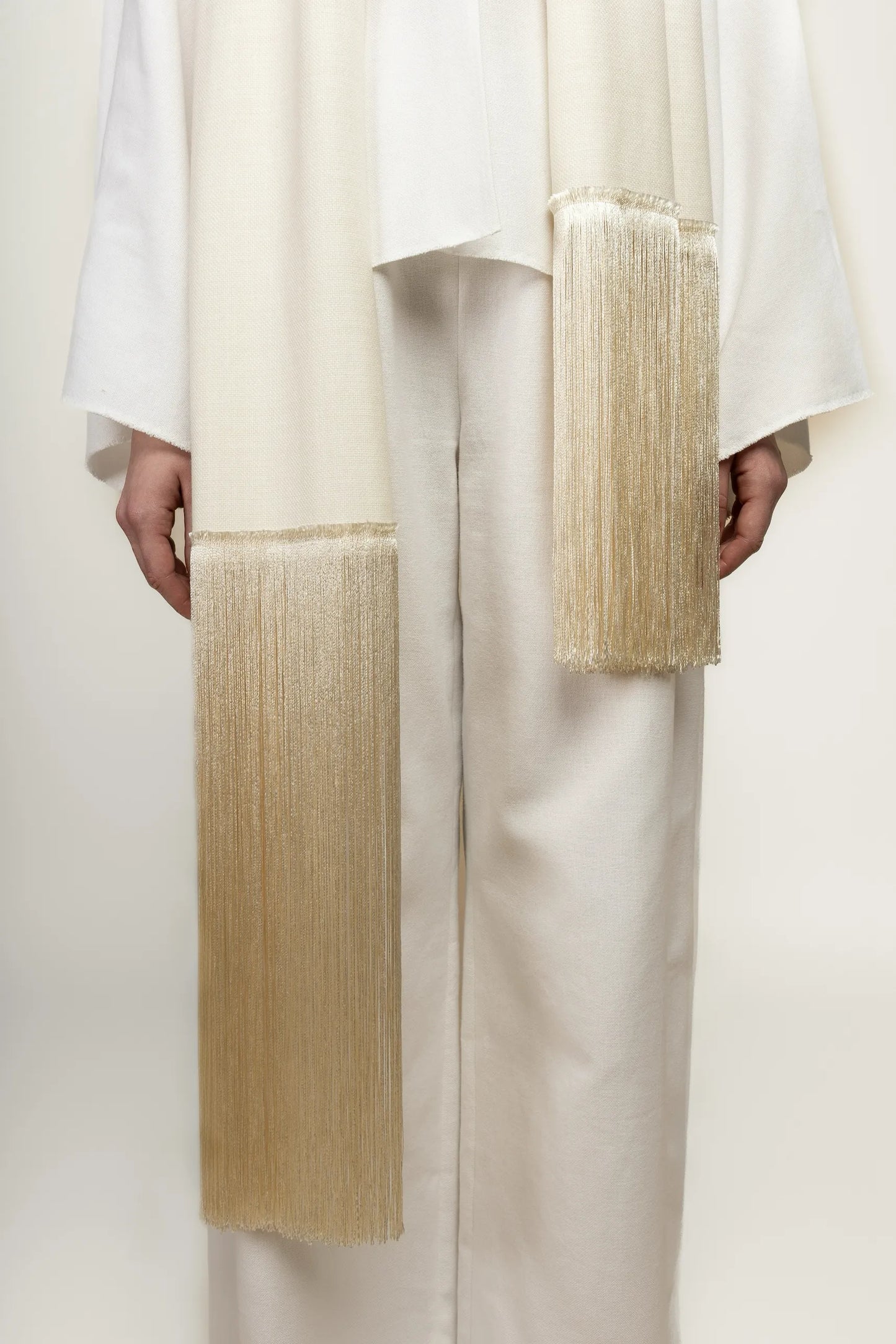 Brisa Scarf | MAISON MAGDALENA | Wite scarf with long beige fringes | Model picture close up