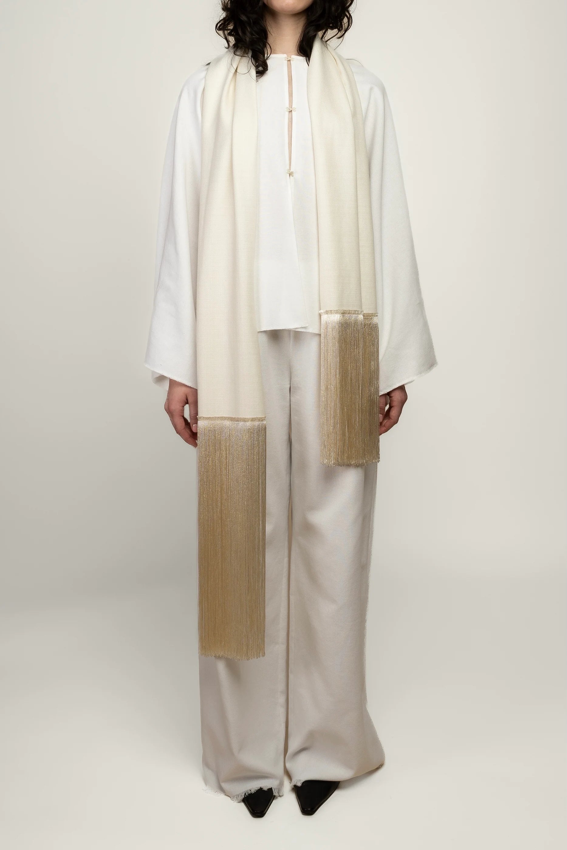 Brisa Scarf | MAISON MAGDALENA | Wite scarf with long beige fringes | Model picture full