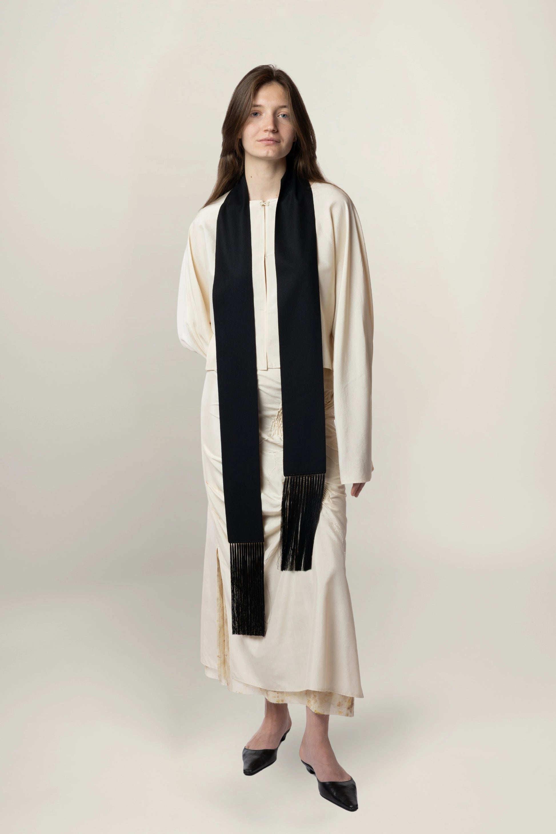 Brisa Slim Scarf - Black | MAISON MAGDALENA  | A slim scarf made of wool and cashmere with a handmade fringe detail | model picture