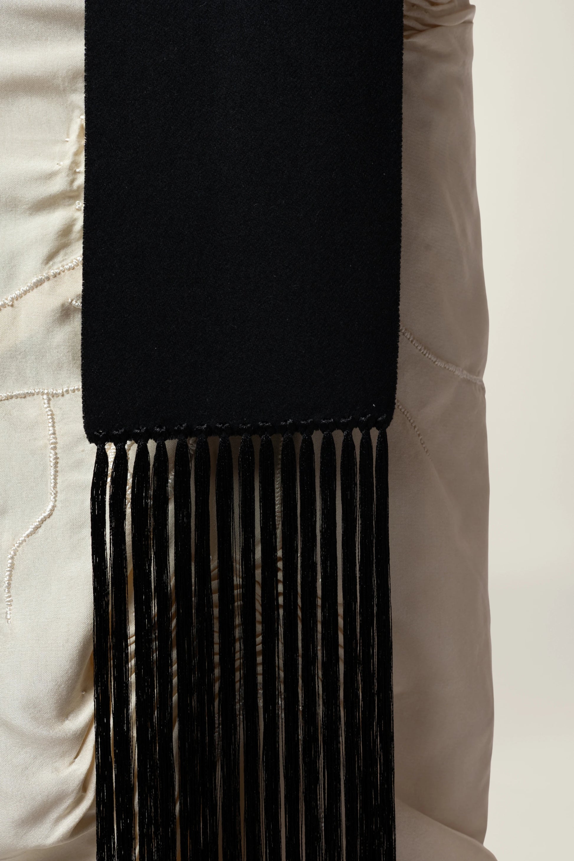 Brisa Slim Scarf - Black | MAISON MAGDALENA  | A slim scarf made of wool and cashmere with a handmade fringe detail | close-up picture