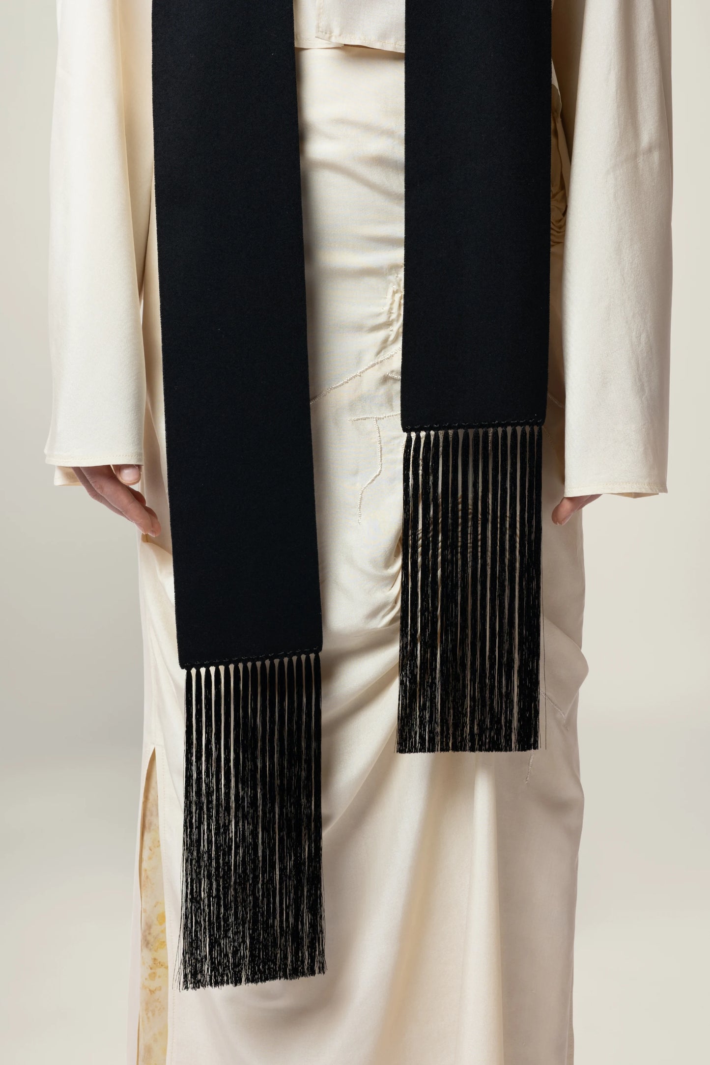 Brisa Slim Scarf - Black | MAISON MAGDALENA  | A slim scarf made of wool and cashmere with a handmade fringe detail | model picture