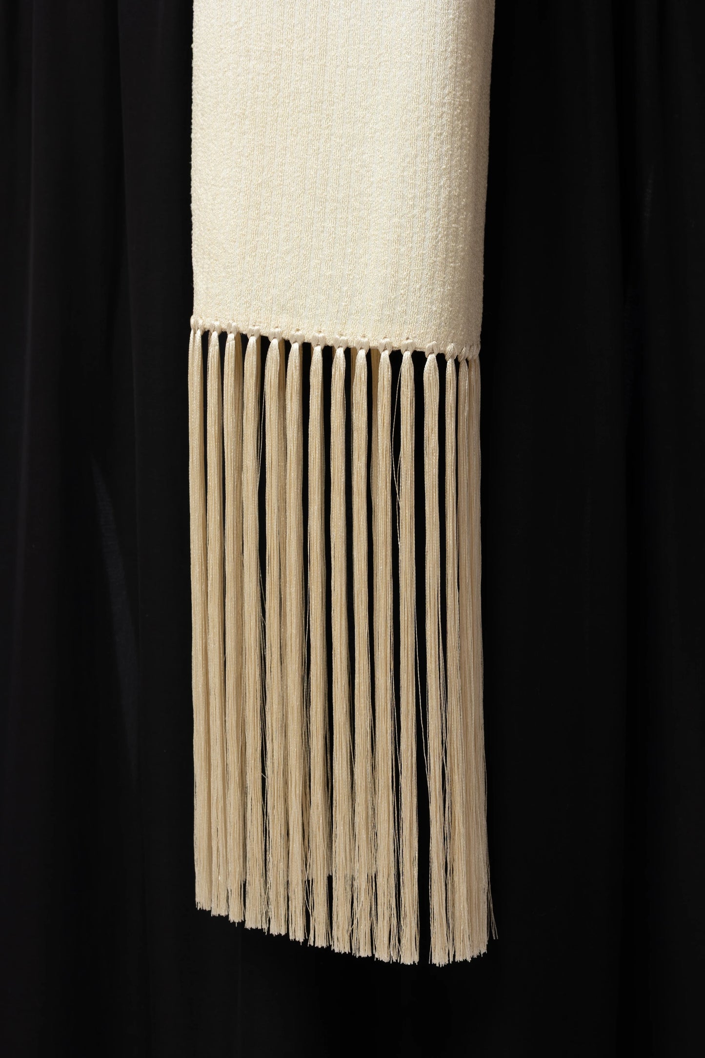 Linea Scarf | MAISON MAGDALENA | A beige long scarf with a handmade fringed finish | Detail picture