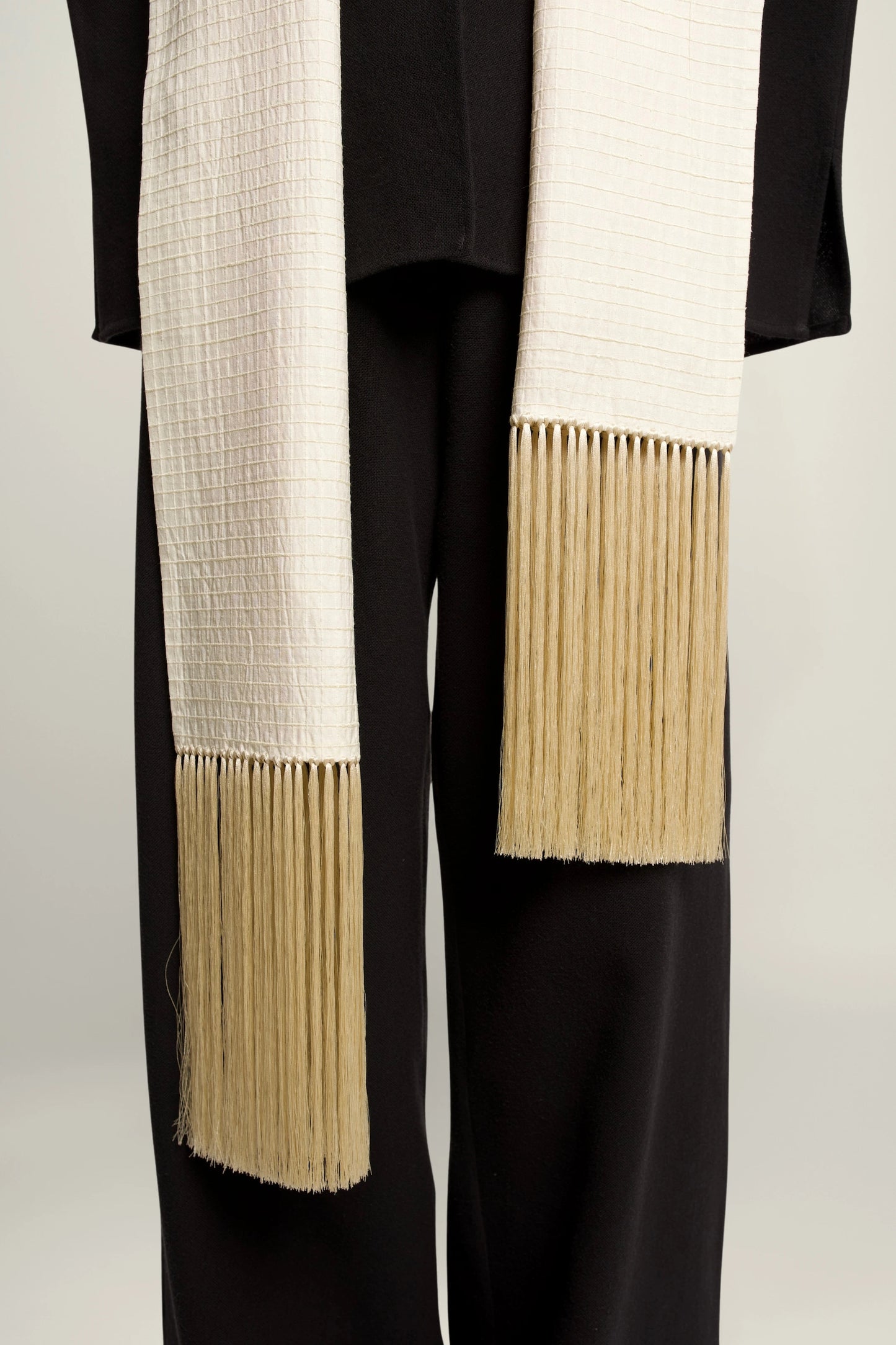 Linea scarf | MAISON MAGDALENA | Model picture back view close-up