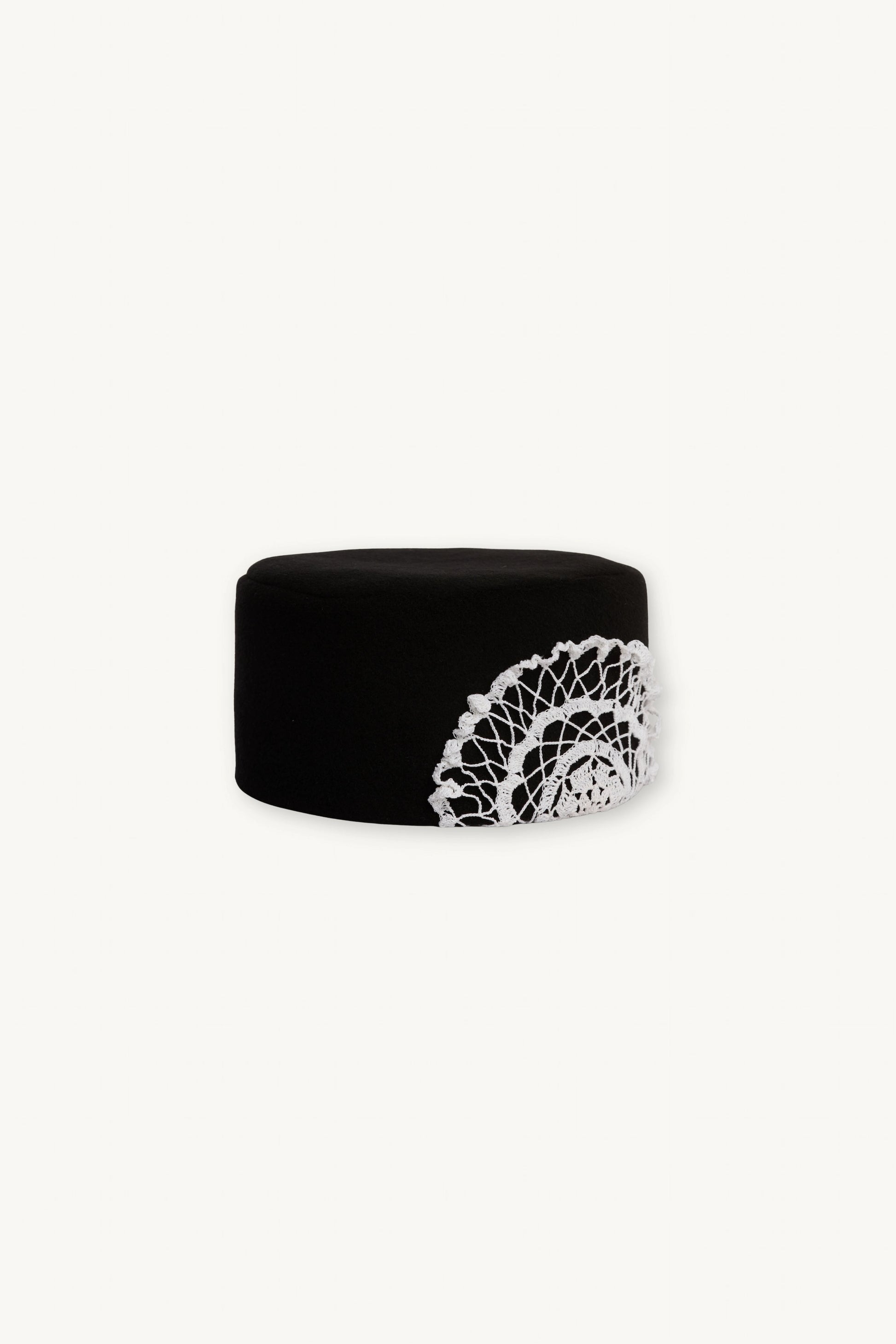 Ornis Hat | MAISON MAGDALENA | Black pillbox hat with a hand crocheted white flower on the side | Product picture front 