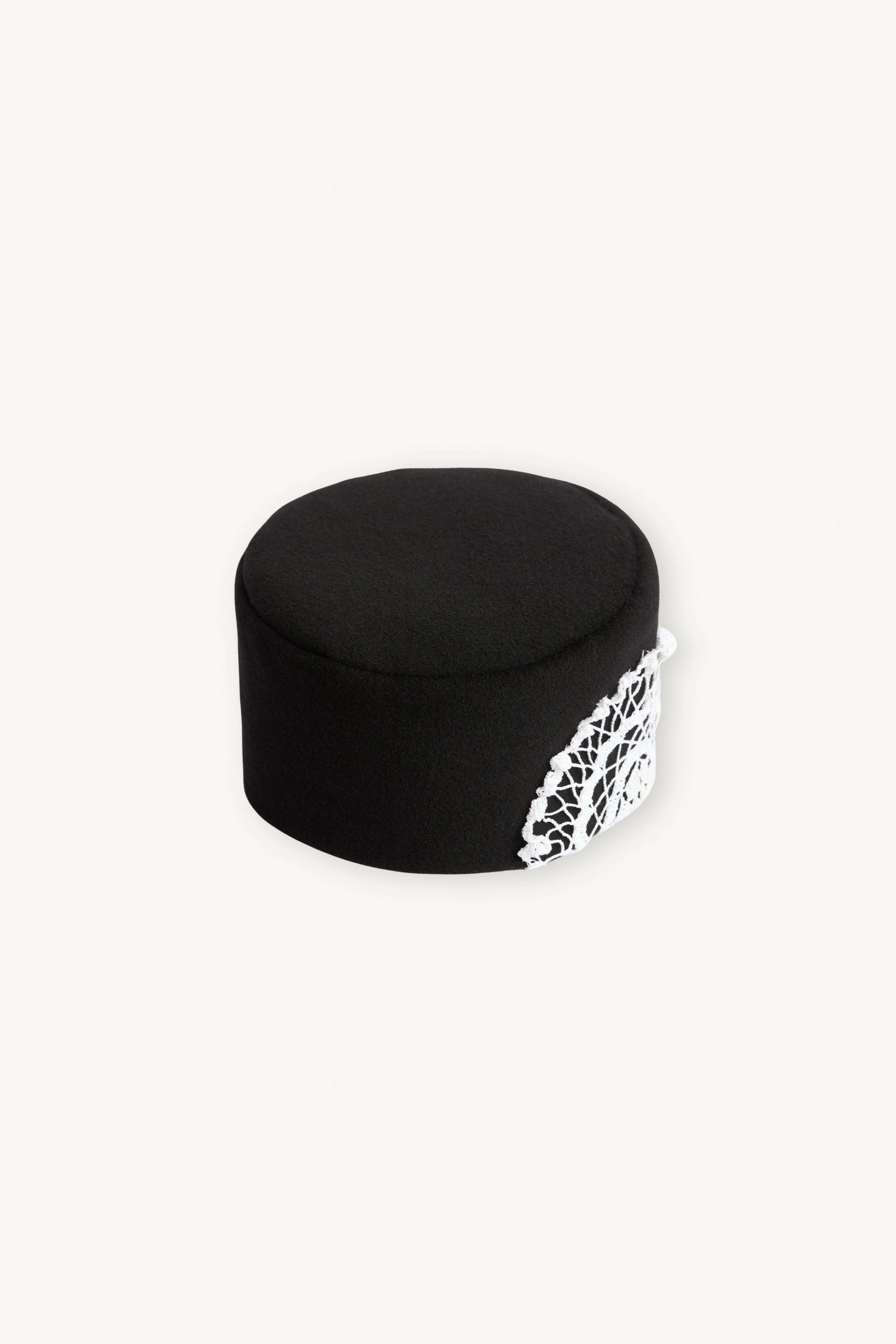 Ornis Hat | MAISON MAGDALENA | Black pillbox hat with a hand crocheted white flower on the side | Product picture lateral 