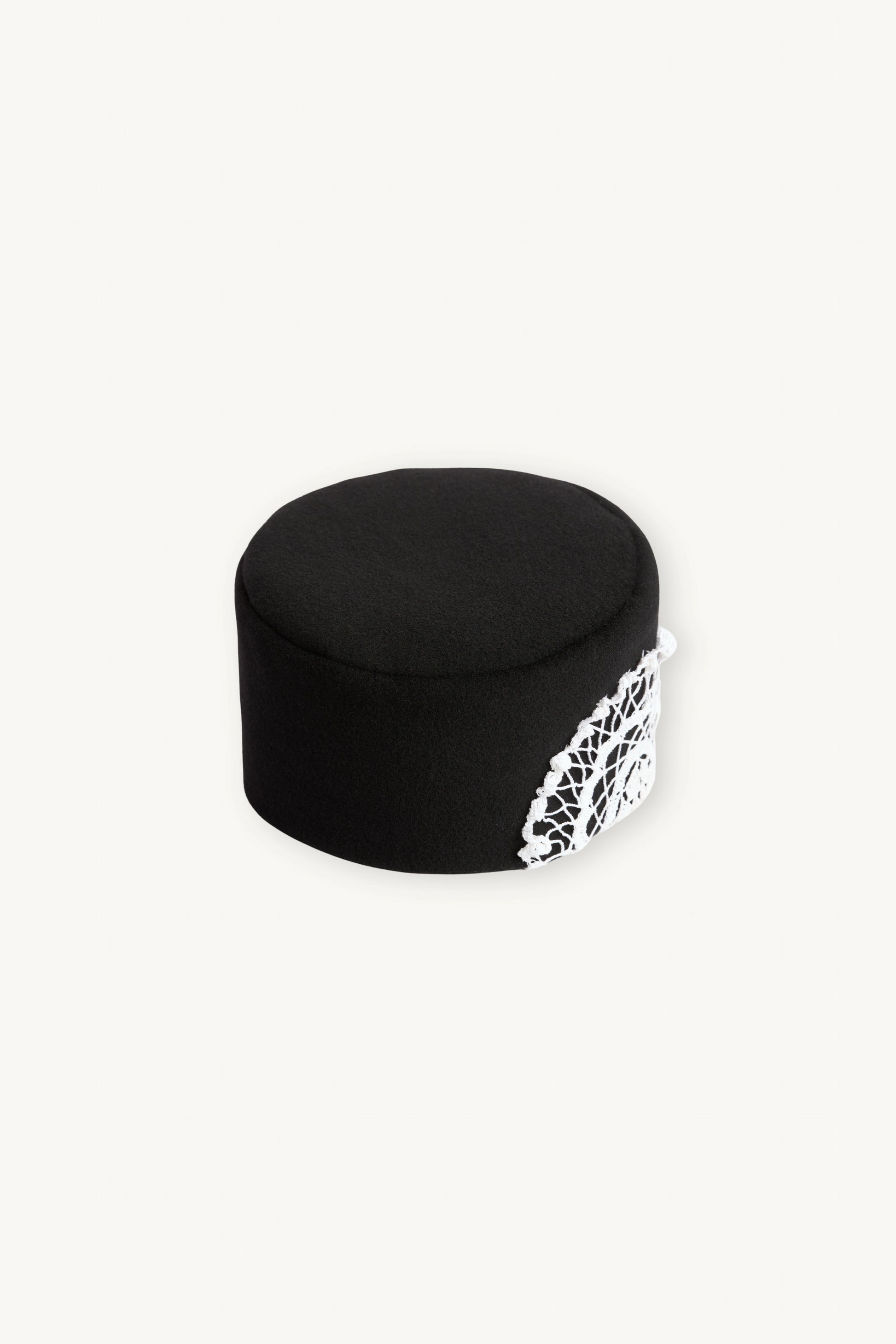 Ornis Hat | MAISON MAGDALENA | Black pillbox hat with a hand crocheted white flower on the side | Product picture lateral 