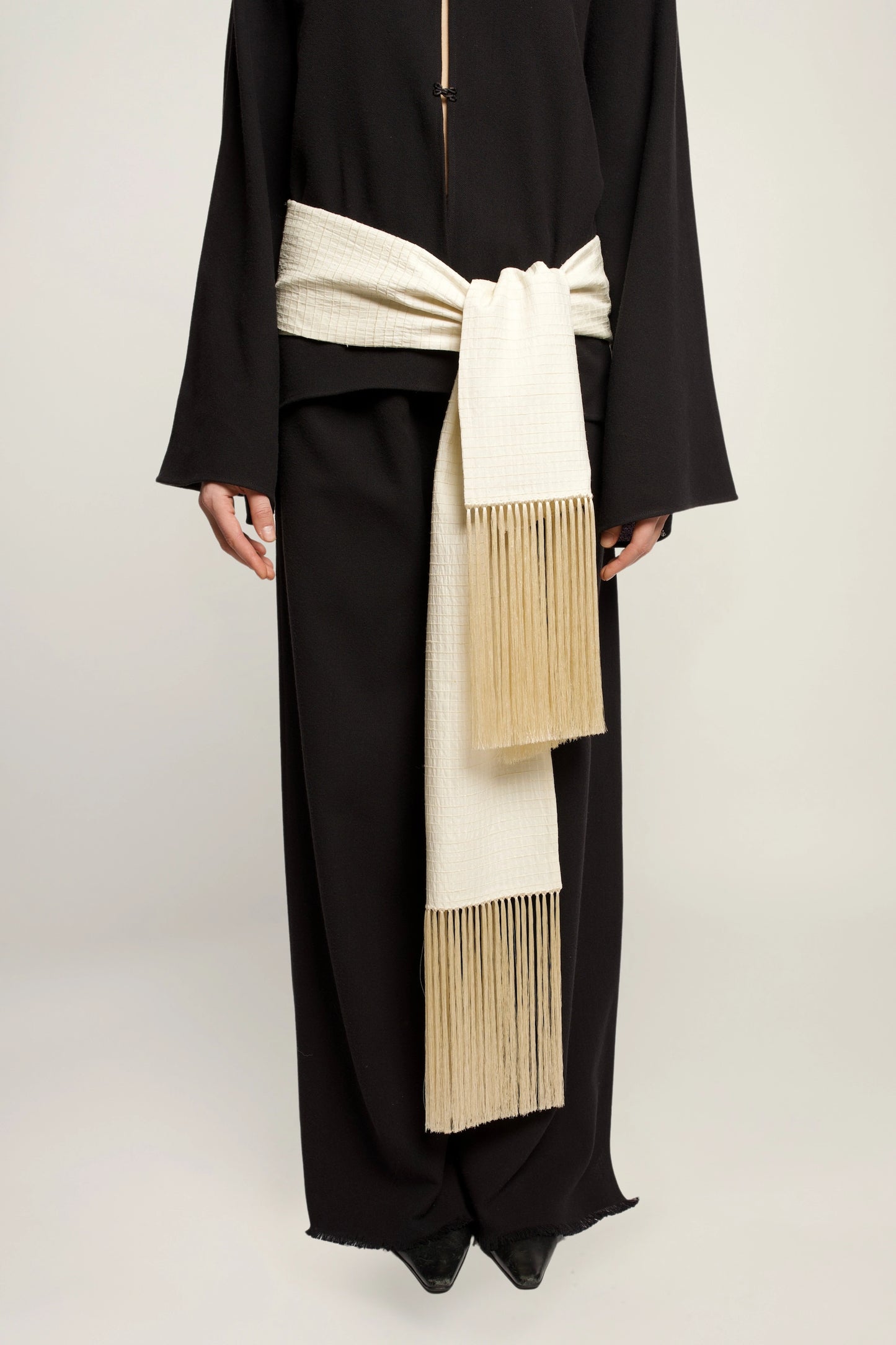 Linea scarf | MAISON MAGDALENA | Model wearing the scarf as a belt