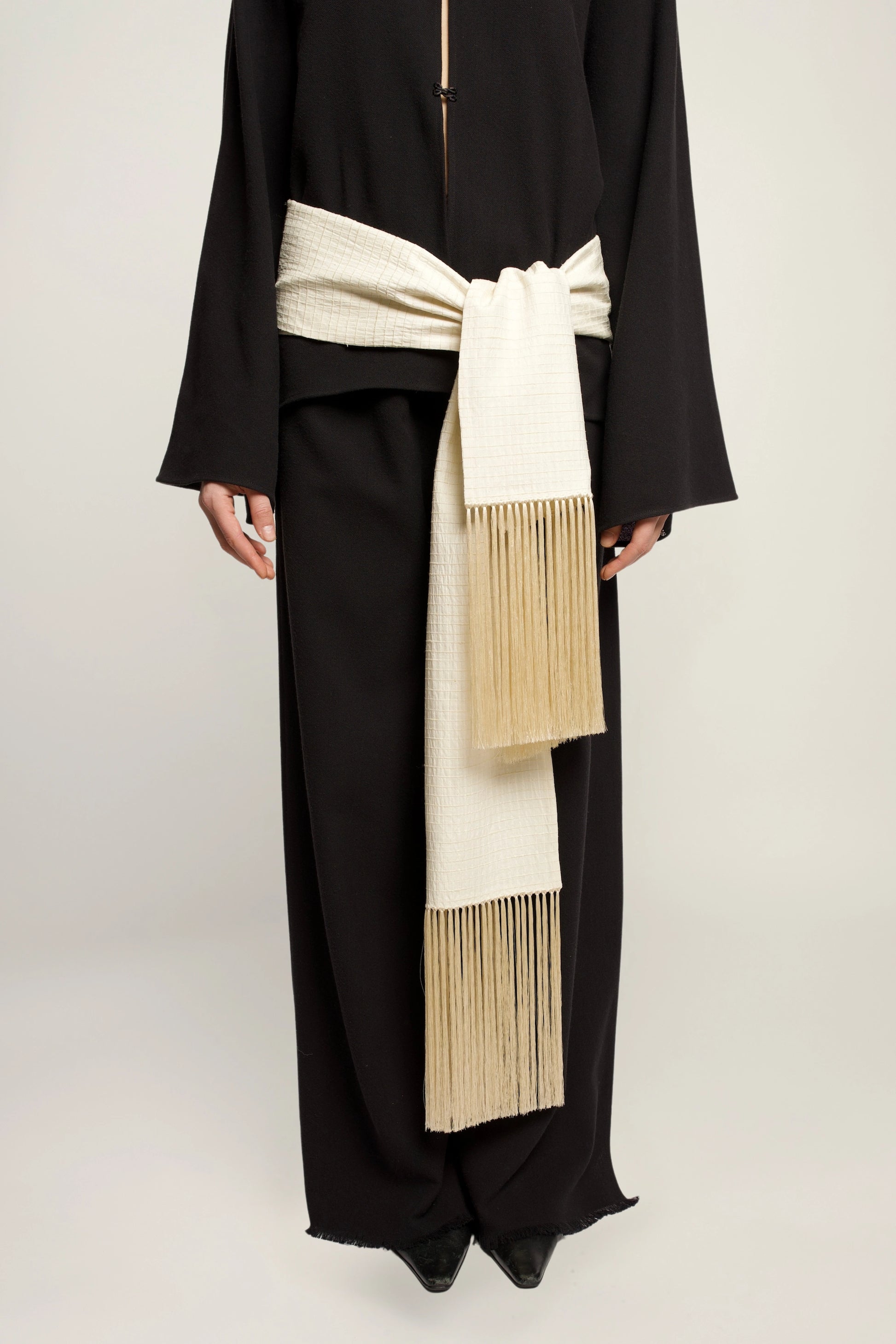 Linea scarf | MAISON MAGDALENA | Model wearing the scarf as a belt