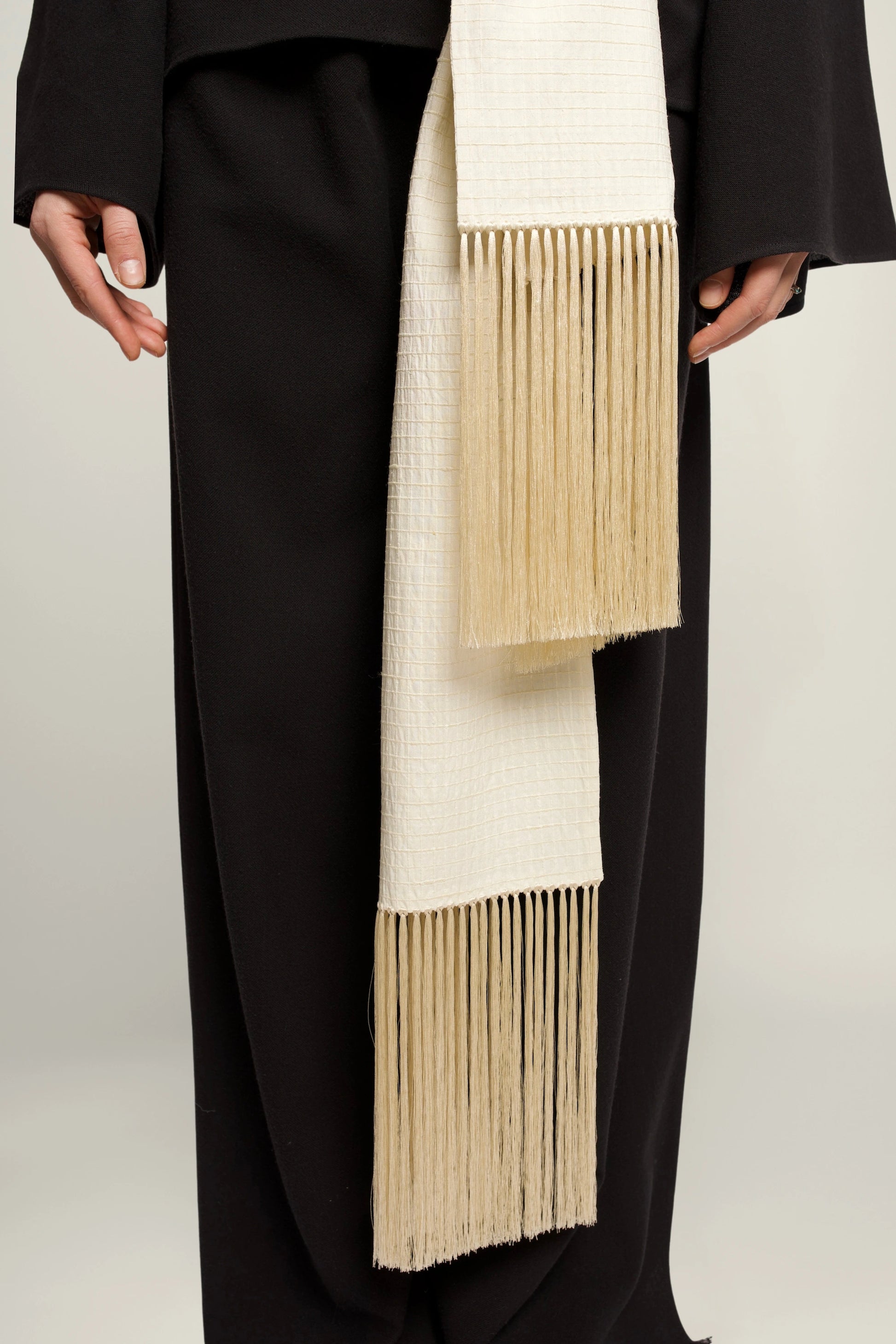 Linea scarf | MAISON MAGDALENA | Model picture front view close-up