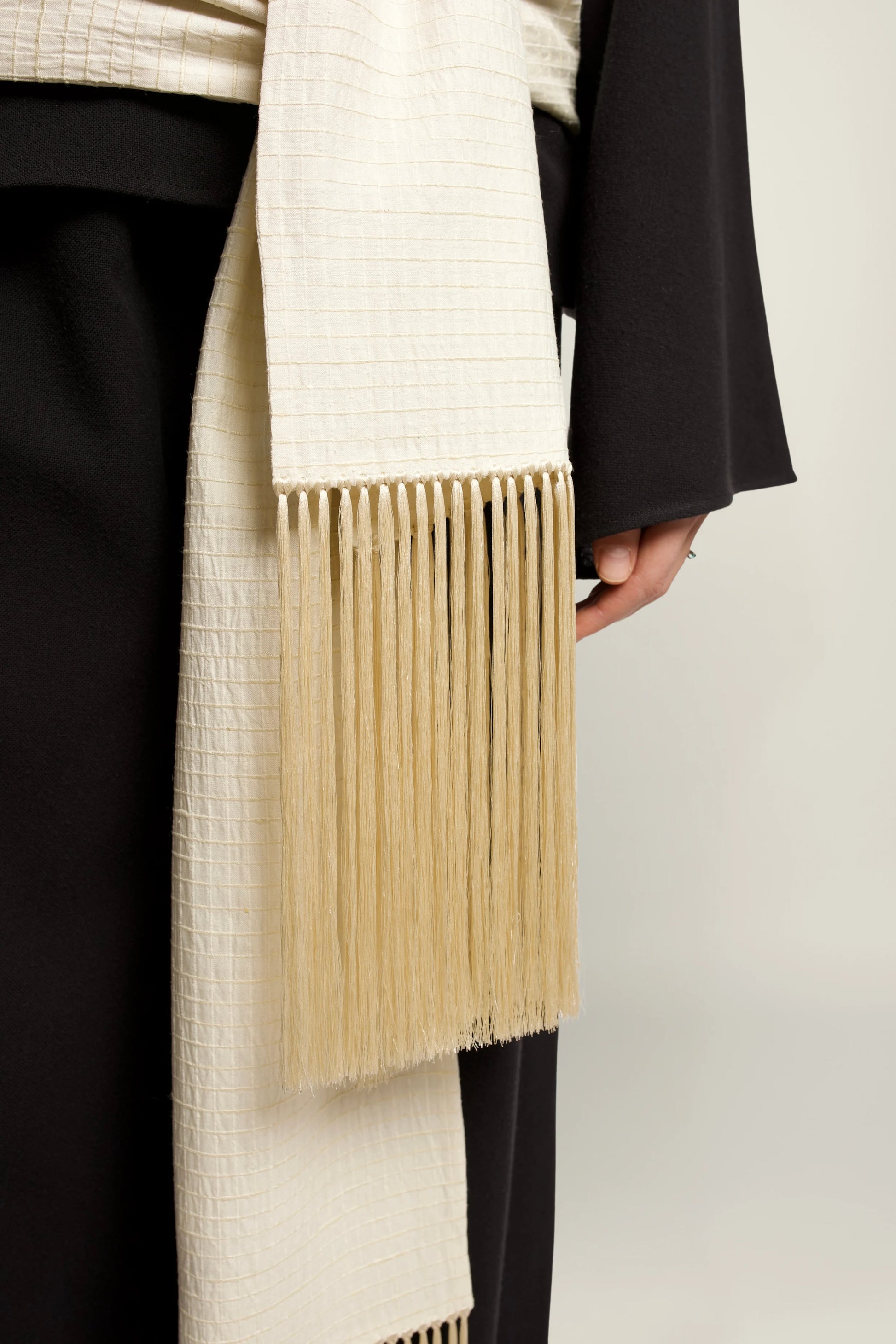 Linea scarf | MAISON MAGDALENA | Model picture front view close-up