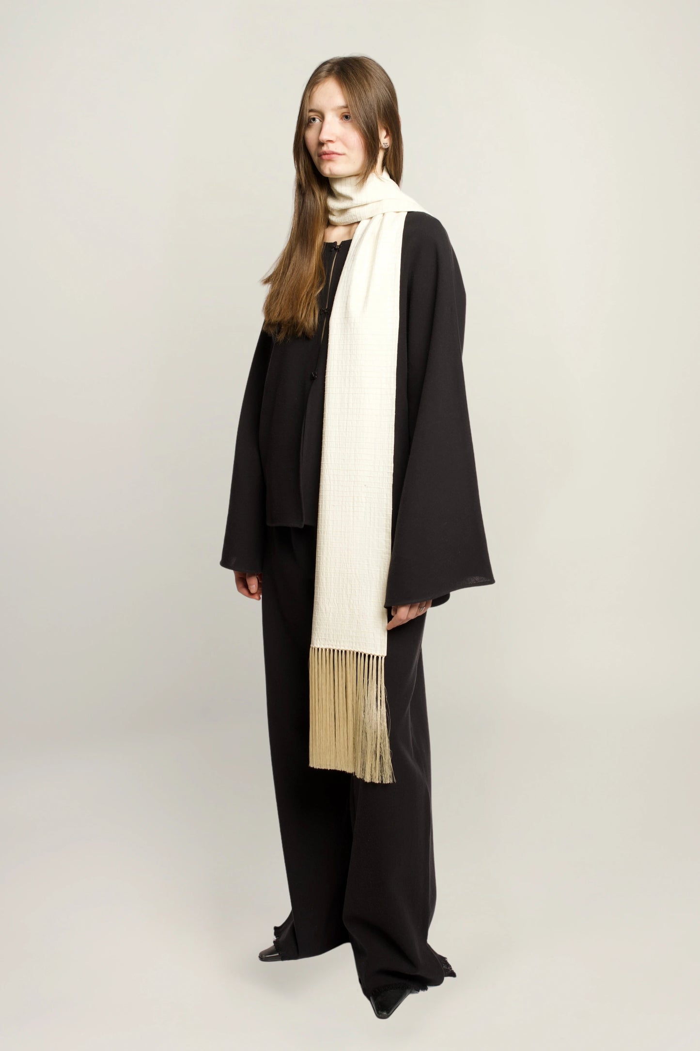 Linea scarf | MAISON MAGDALENA | Model picture lateral view