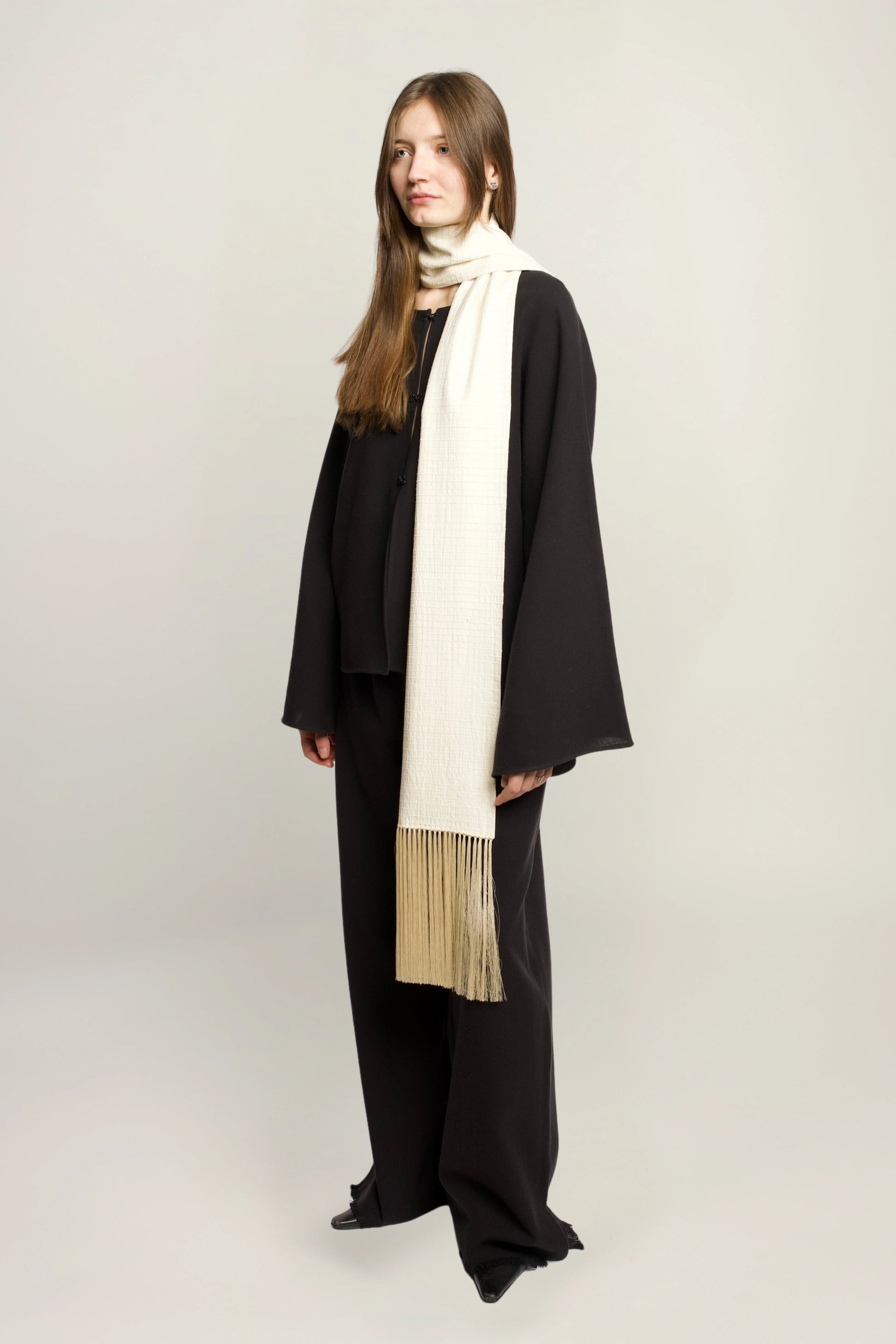 Linea scarf | MAISON MAGDALENA | Model picture lateral view